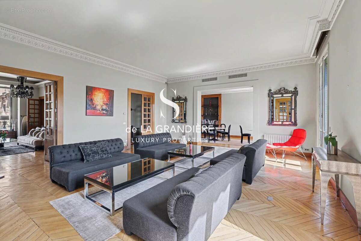 Appartement à PARIS-16E