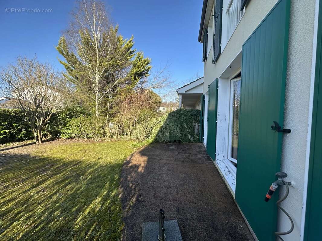 Maison à LE MESNIL-SAINT-DENIS