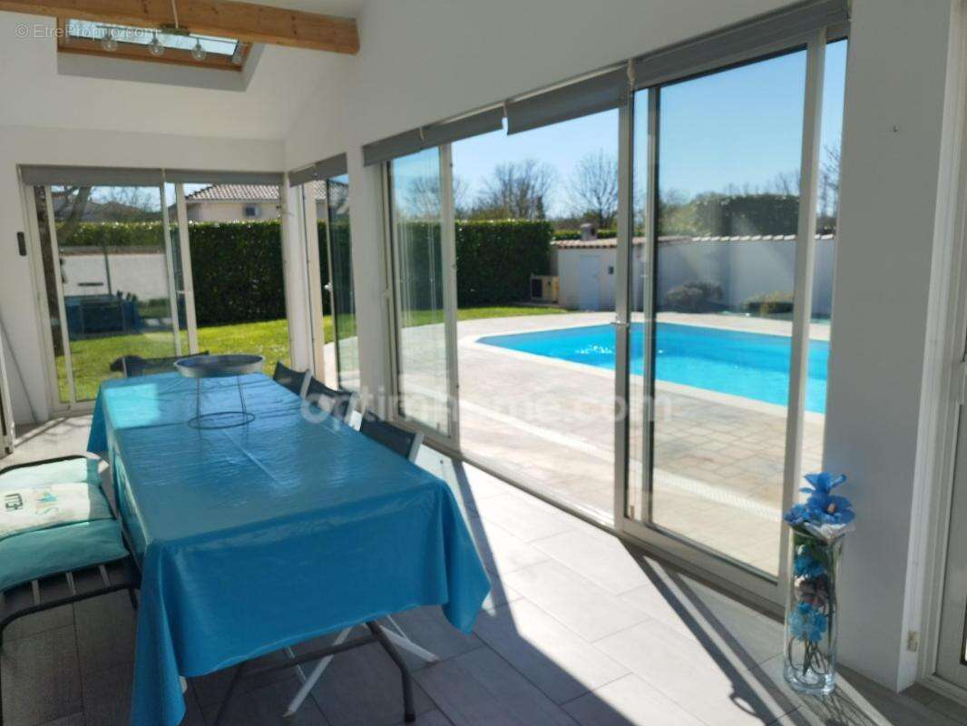 Charente, à Vars, maison de plain pied de 137 m², 4 chambres, véranda, piscine, garage et terrain clos 1002 m² - photo 2