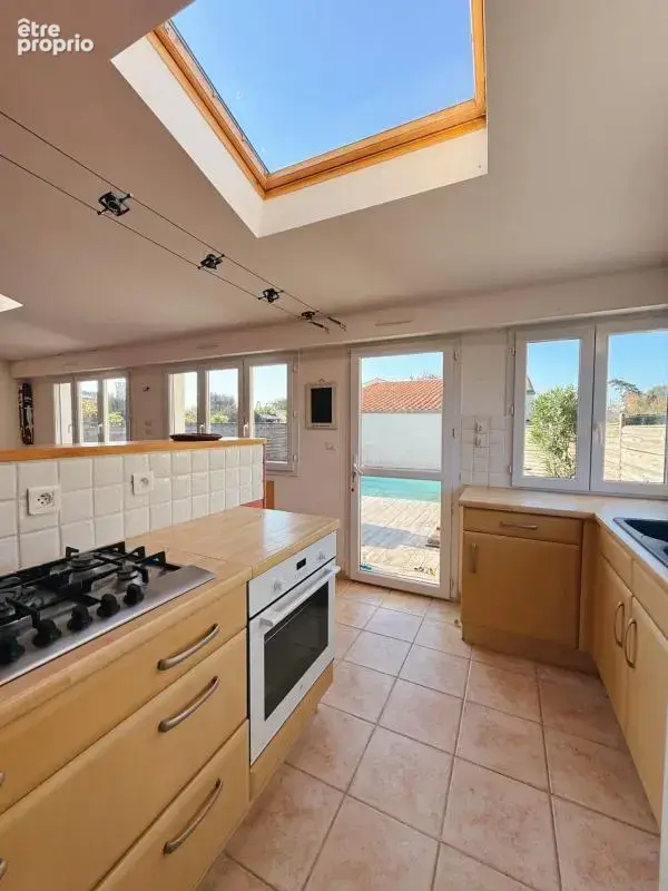 Maison familiale avec piscine et garage à proximité de la mer et des commerces - photo 10
