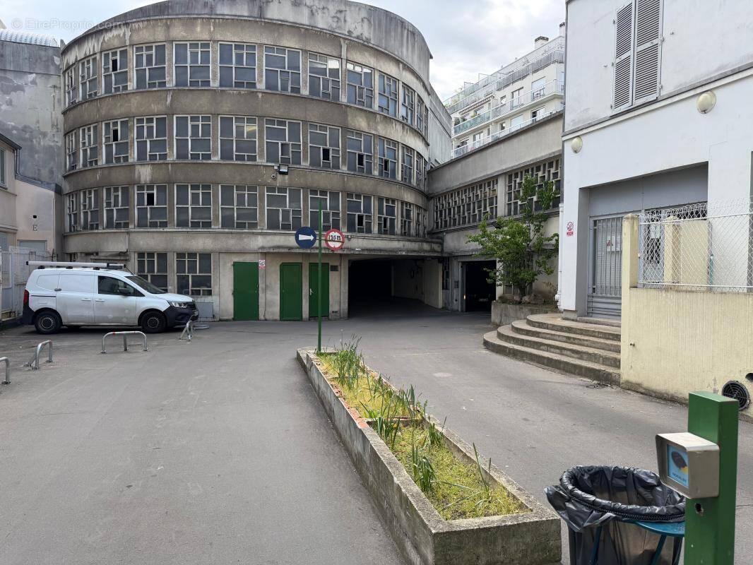Parking à PARIS-18E