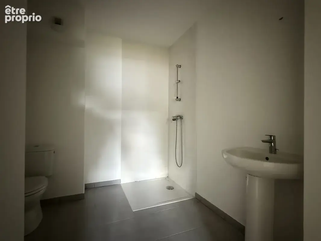 Yutz Aéroparc   Appartement 48 m2 rénové avec jardin privatif de 98 m2 et parking - photo 8