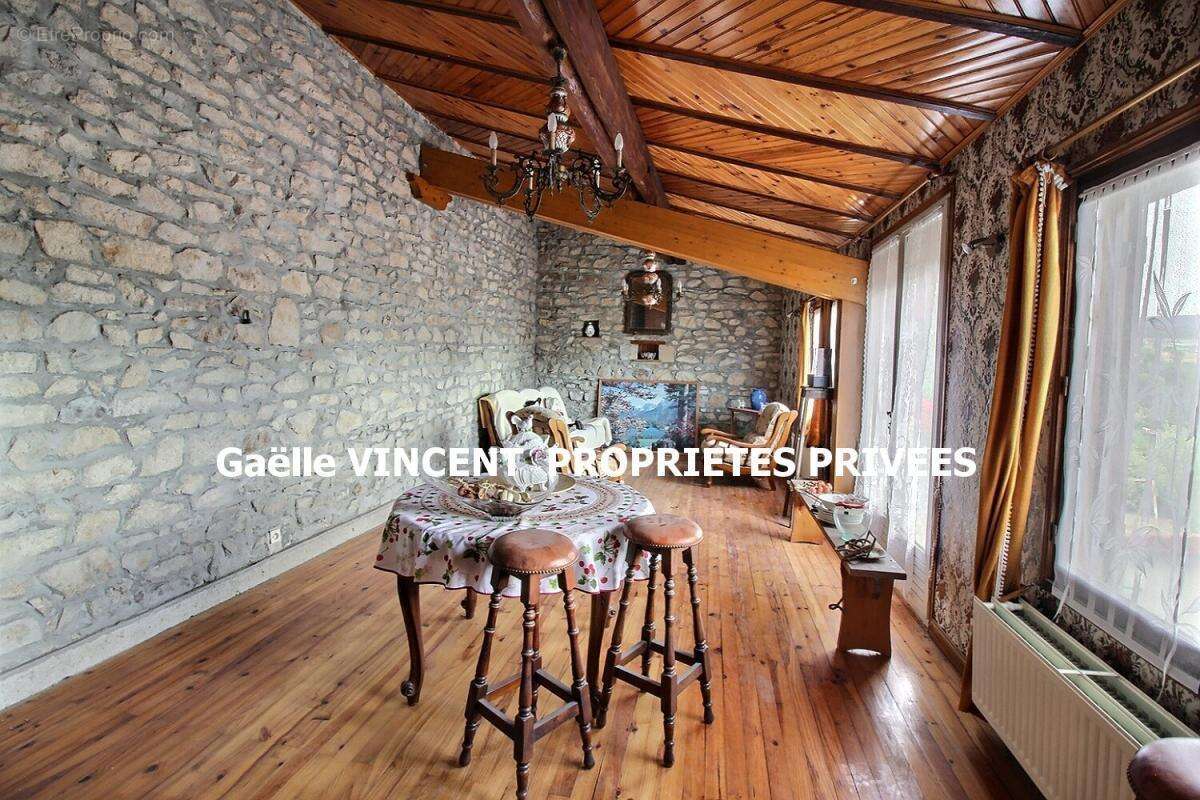 PELUSSIN CENTRE 42410 Maison  de village en pierres avec extérieur 134m² 3 chambres - photo 4