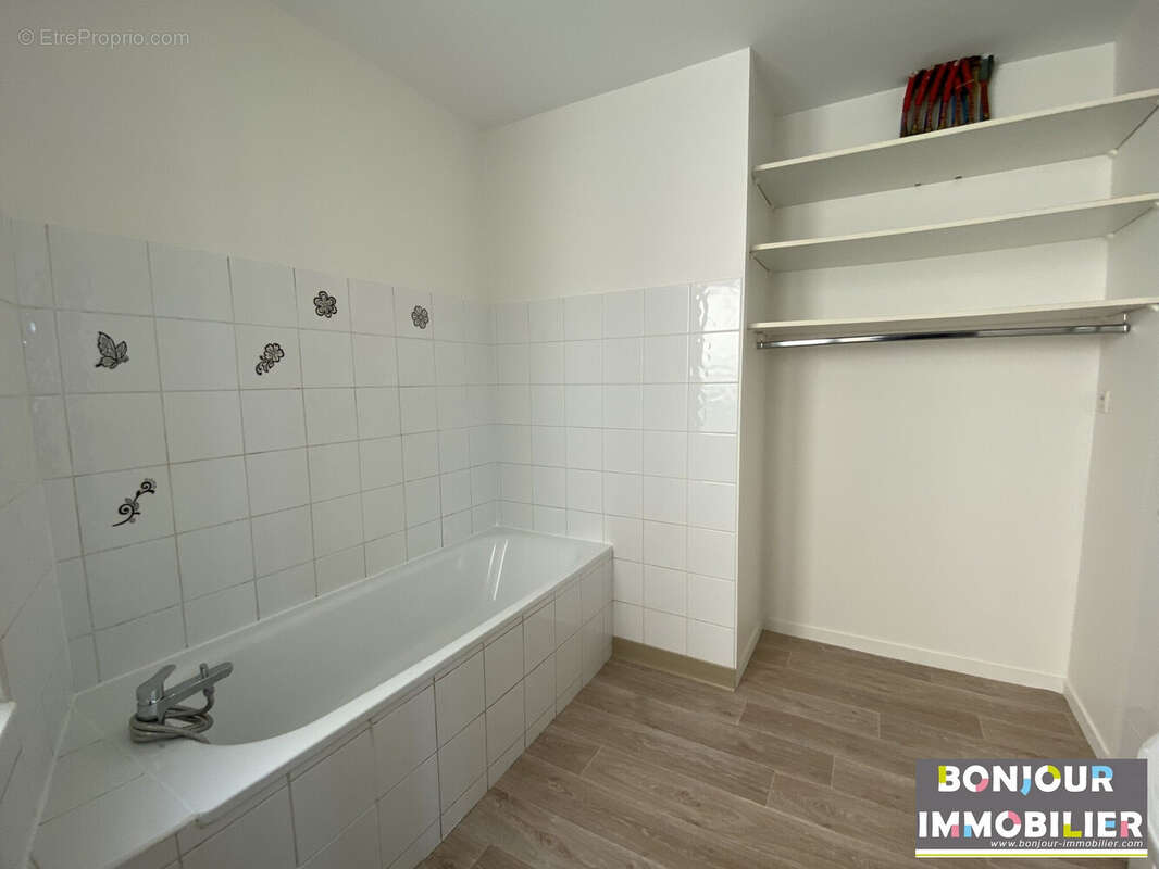 Salle du bains T3 du 1er étage - Appartement à SAINT-LAURENT-DU-PONT