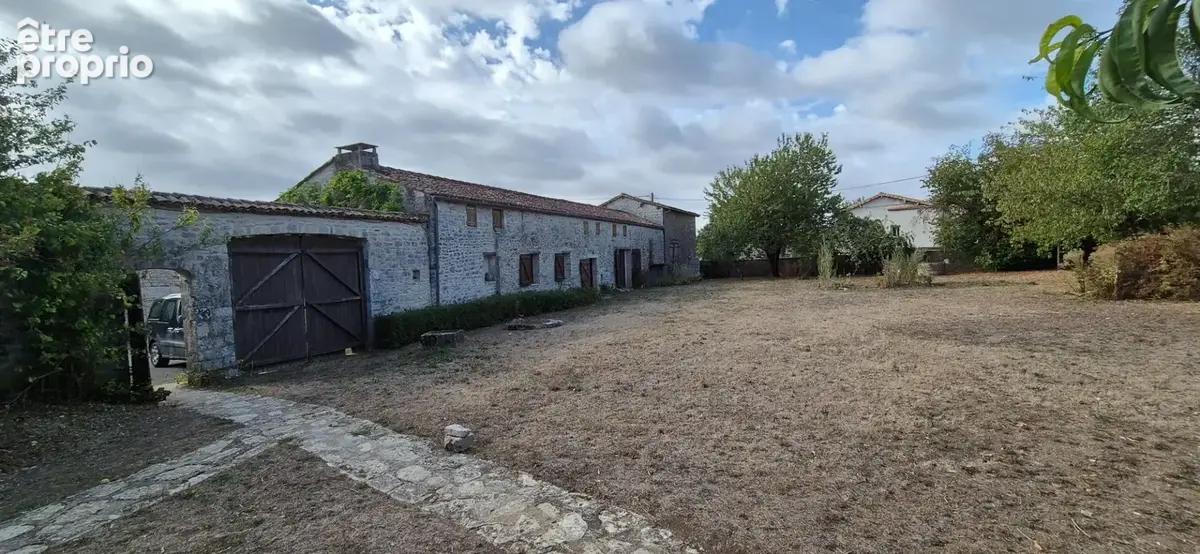 Corps de Ferme de 340 m2, avec plusieurs maisons indépendantes et 200 m2 de dépendances - photo 7