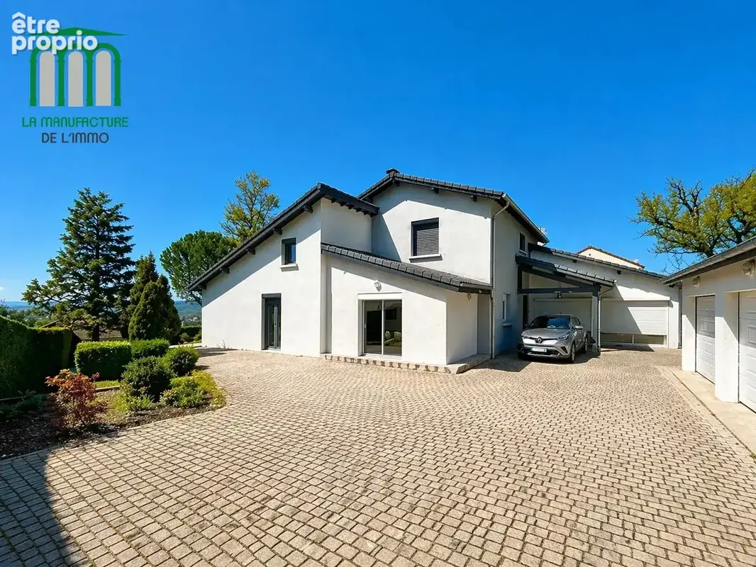 villa d'exception avec piscine et dépendances / saint-genest lerpt golf - photo 2