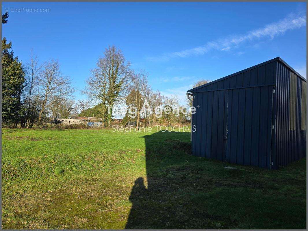 Ancienne bâtisse en pierre à rénover – Grand terrain – Beau potentiel - photo 16