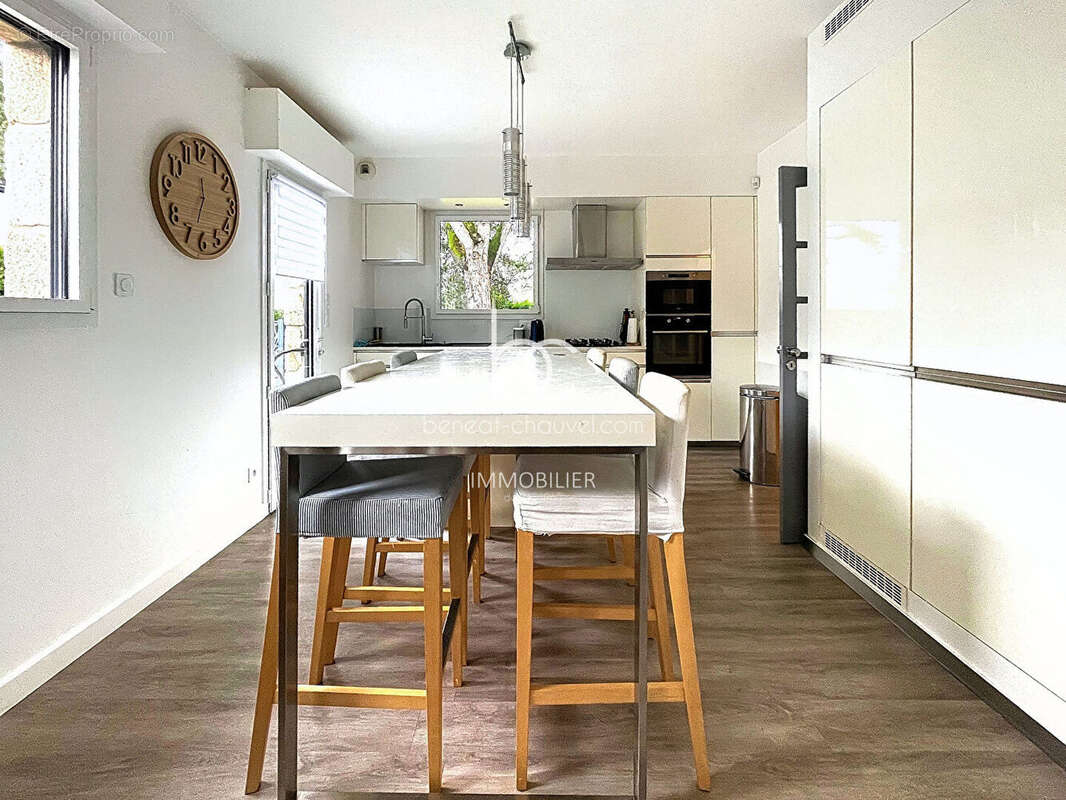 PLOEREN - Maison Familiale 215 m² - 6 Chambres - Terrain 1096 m² - photo 4