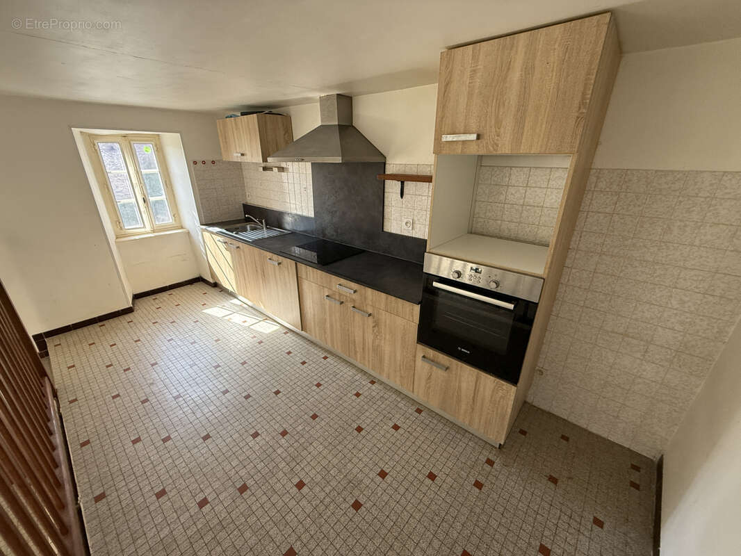 Maison à SAINT-VICTOR-ET-MELVIEU