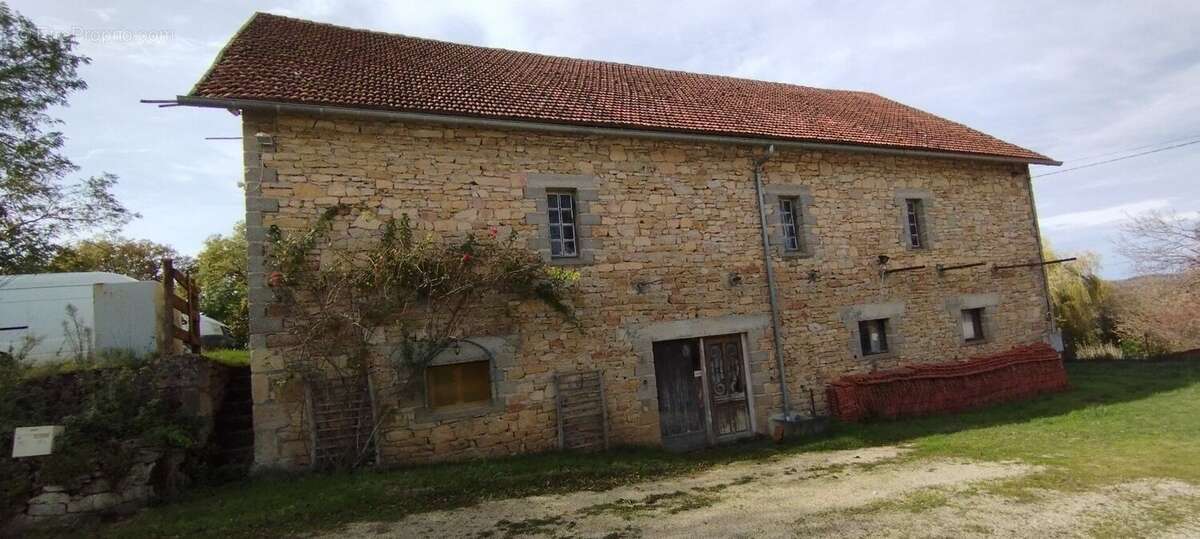Grange en pierre de 360 m² à rénover ! - photo 9