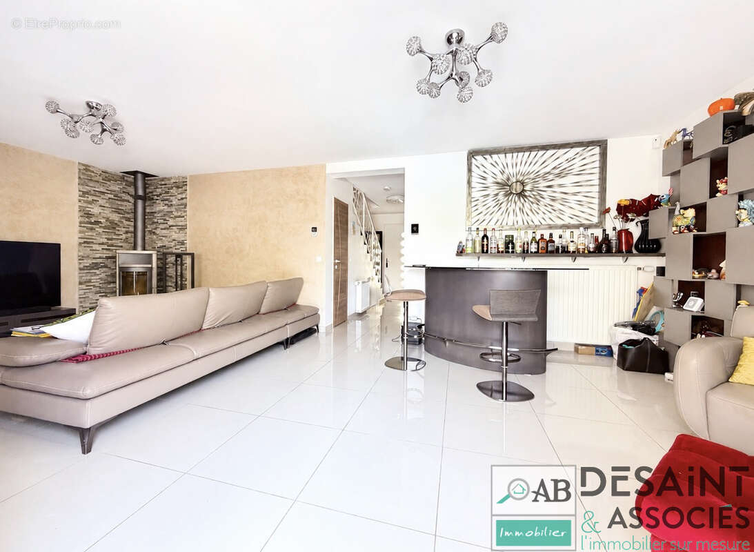 Maison à vendre - 5 chambres - piscine chauffée - Villeneuve Saint Denis - photo 5