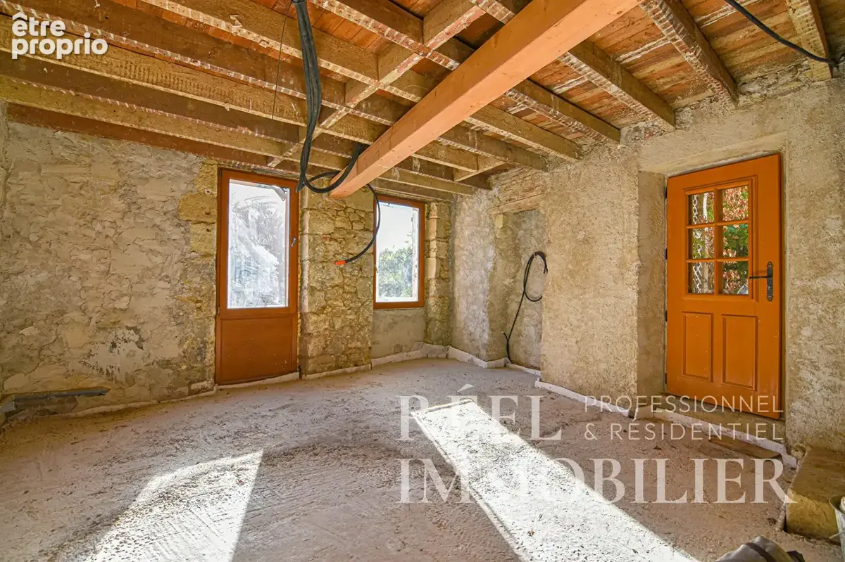 Maison de village en pierre à rénover avec cour et jardin - photo 7