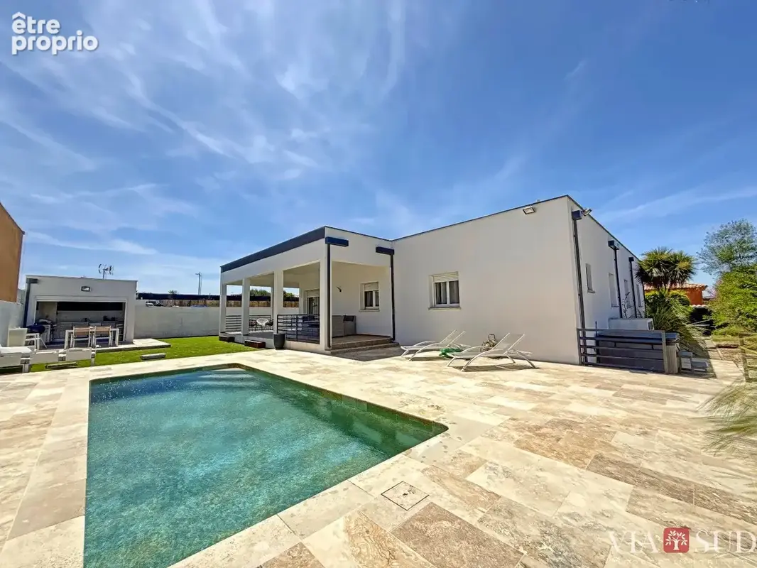 Villa contemporaine 2013, 195 m² de plain-pied sur 1 000 m² clos : 4 chambres, piscine au sel, cuisine d'été et un DPE A qui cha - photo 3