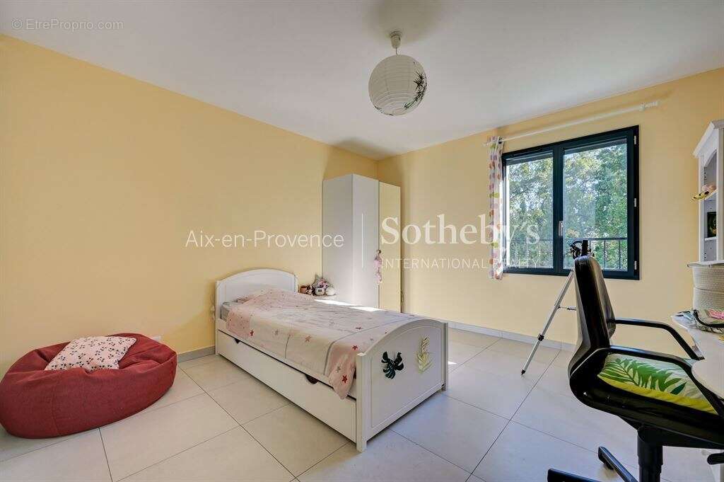 Maison familiale 200 m² sur 2100 m² à vendre à l'ouest d'Aix-en-Provence - photo 8