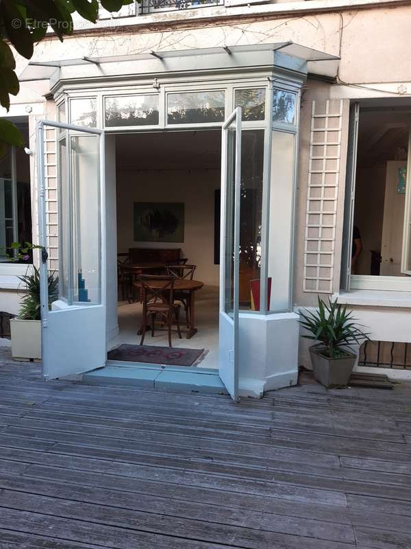 SALLE A MANGER DONNANT  SUR TERRASSE - Terrain à AUBERVILLIERS