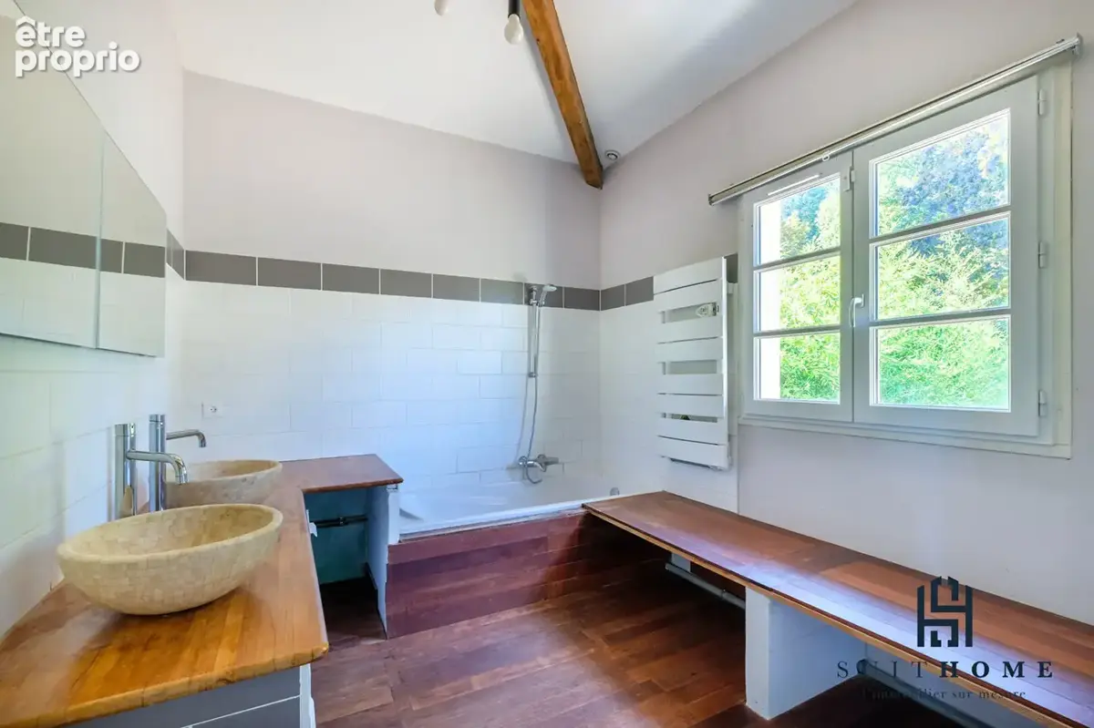A vendre maison 175 m²  à Saint Romain Au Mont D Or, piscine et terrain clos et arboré - photo 14