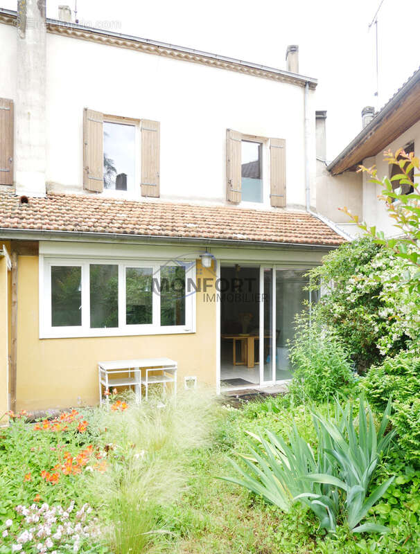 Maison de ville en pierre rénovée   5 chambres (ou 4 + bureau), jardin avec cuisine d’été   157 m2 - photo 4