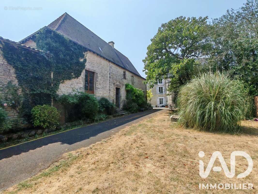 395 m² à Chef-Boutonne  - photo 4