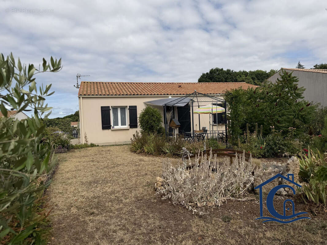 Maison 90 m² à Saint-Just-Luzac  - photo 9
