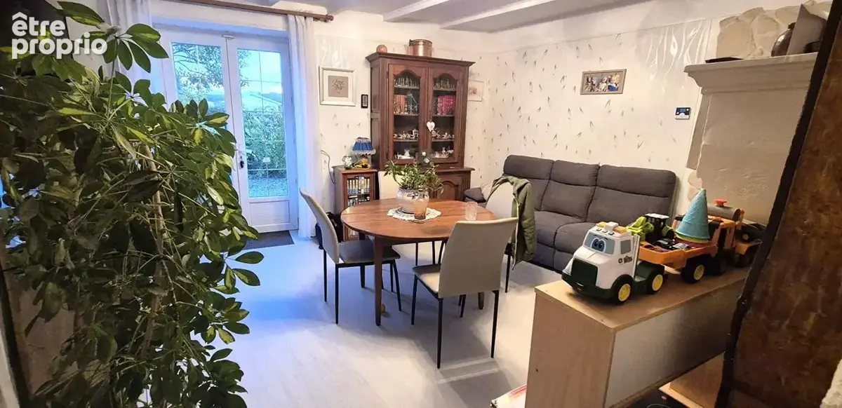Belle Maison de Village et de Caractère de 1815 de 155 m² Rénover et Entretenue avec Goût avec sa Cour avant et Terrasse de 115  - photo 6