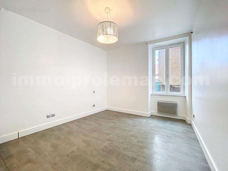 Appartement_T3_Valleiry_bus_proche_frontière_commerce_école_centre_ville_Salon_Séjour_Cuisine_équipée_chambre_ - Appartement à VALLEIRY