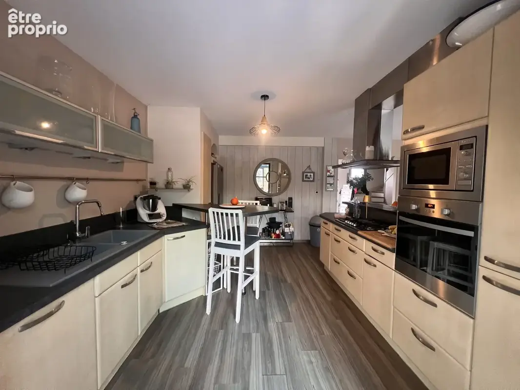À Joué-Lès-Tours, maison avec piscine, belle véranda, 4 chambres à acheter - photo 6