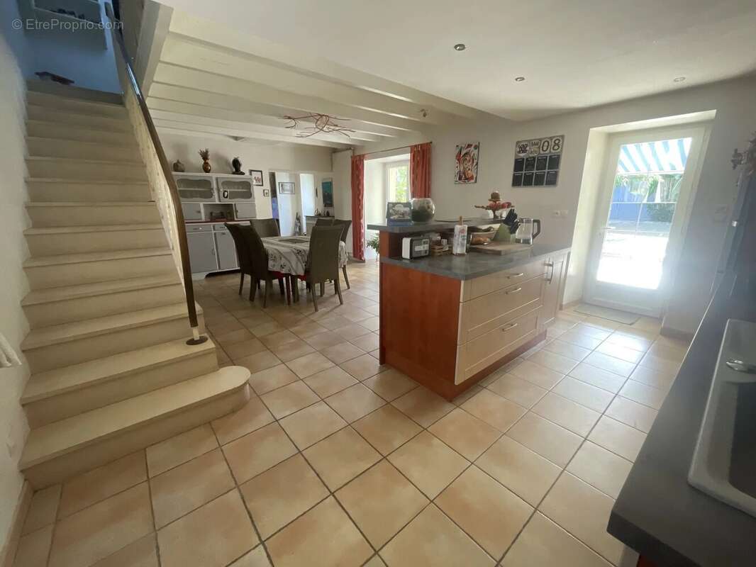 Belle maison en pierre avec dépendances – 167 m² - photo 2