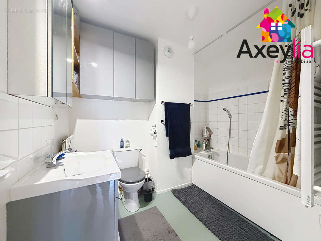 A vendre - roanne - appartement rénové et en duplex avec trois chambres, terrasse et stationnement souterrain - photo 9