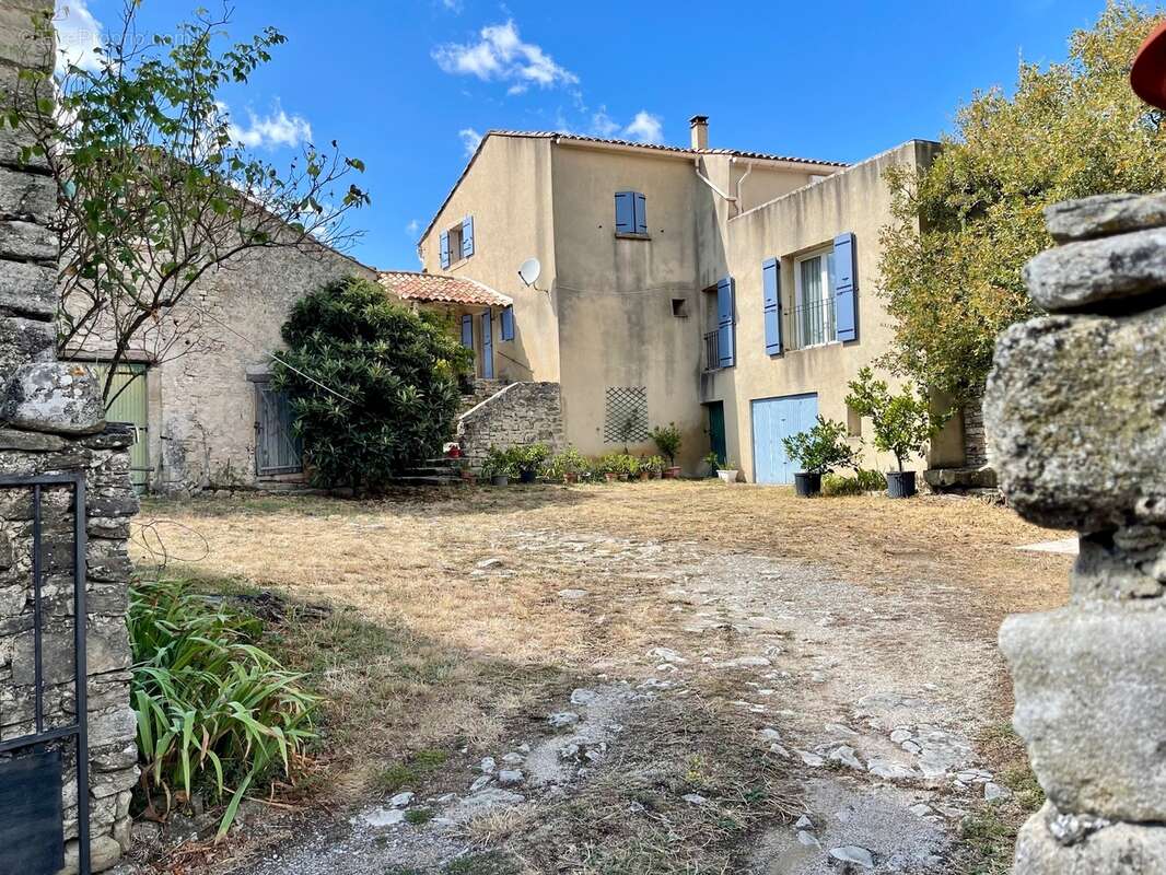 A vendre Bâtisse en pierre rénovée de 235 m² habitables et ses dépendances de 300 m2 - Terrain de 100 000,00 m² - photo 15