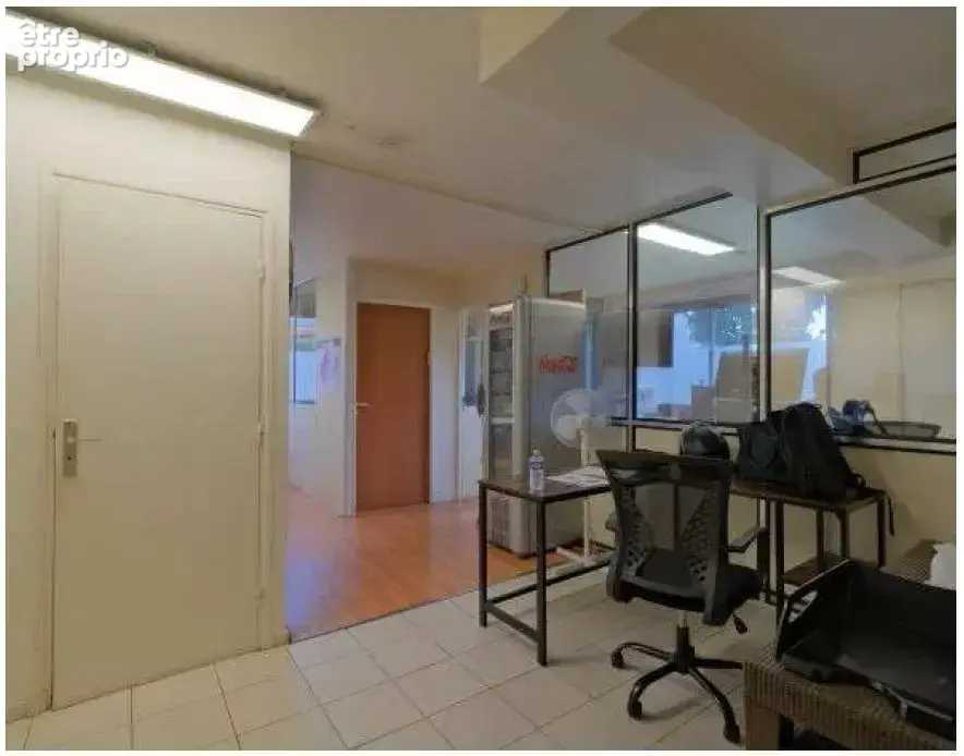 Bureaux en rez-de-chaussée – Triple exposition, double entrée sécurisée - photo 2