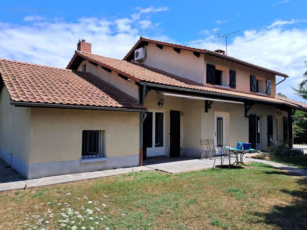 Maison à MARINGUES