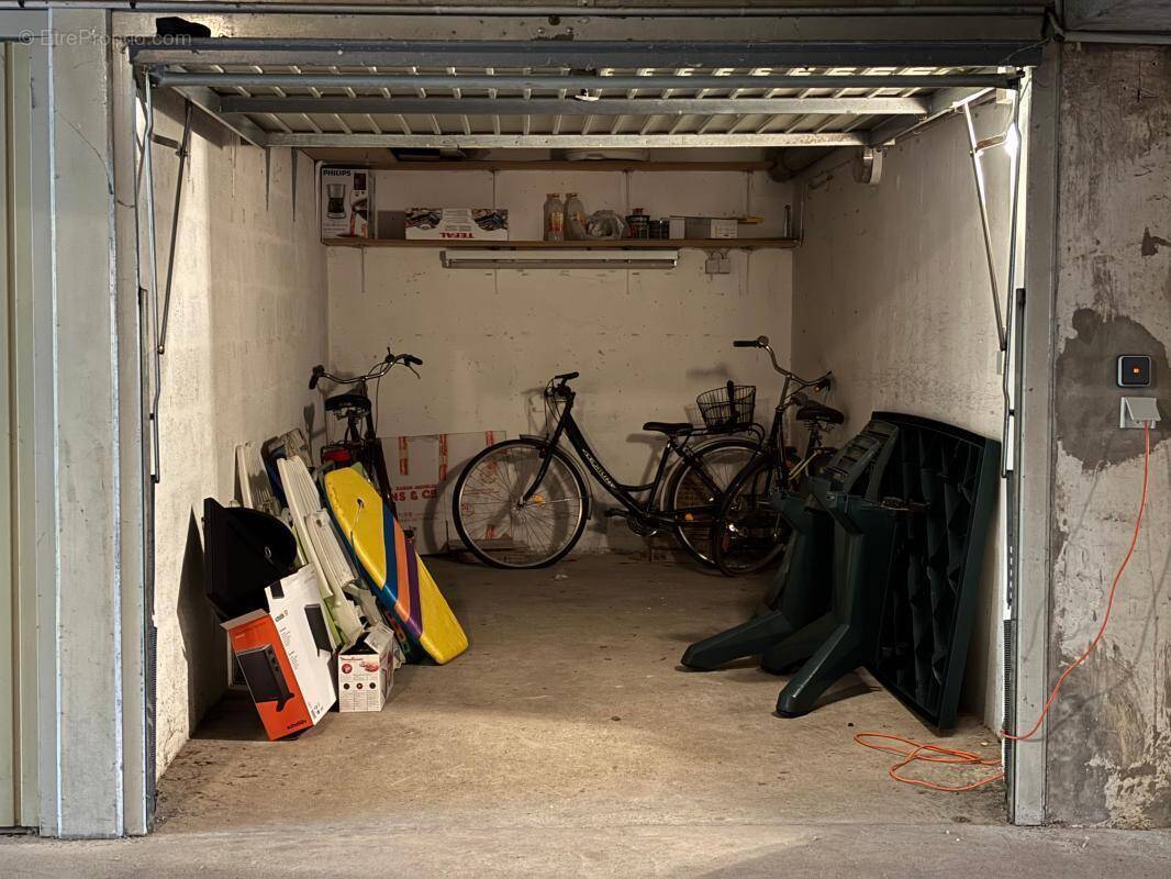 Parking à VAUX-SUR-MER