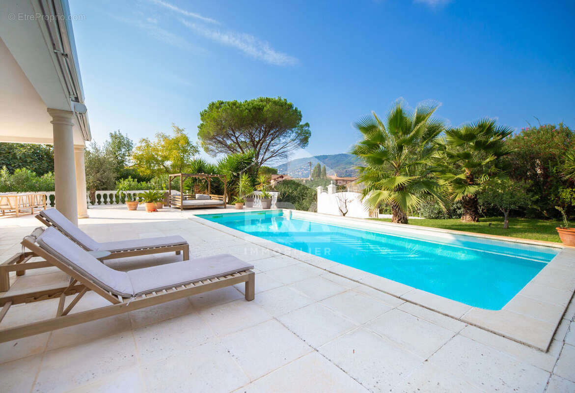 Maison à LA ROQUETTE-SUR-SIAGNE