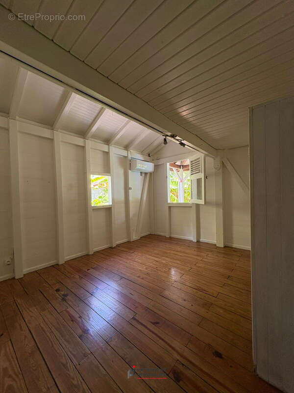 SAINT-FRANÇOIS   Villa en bois rouge avec piscine sur un terrain de 874 m2 - photo 3