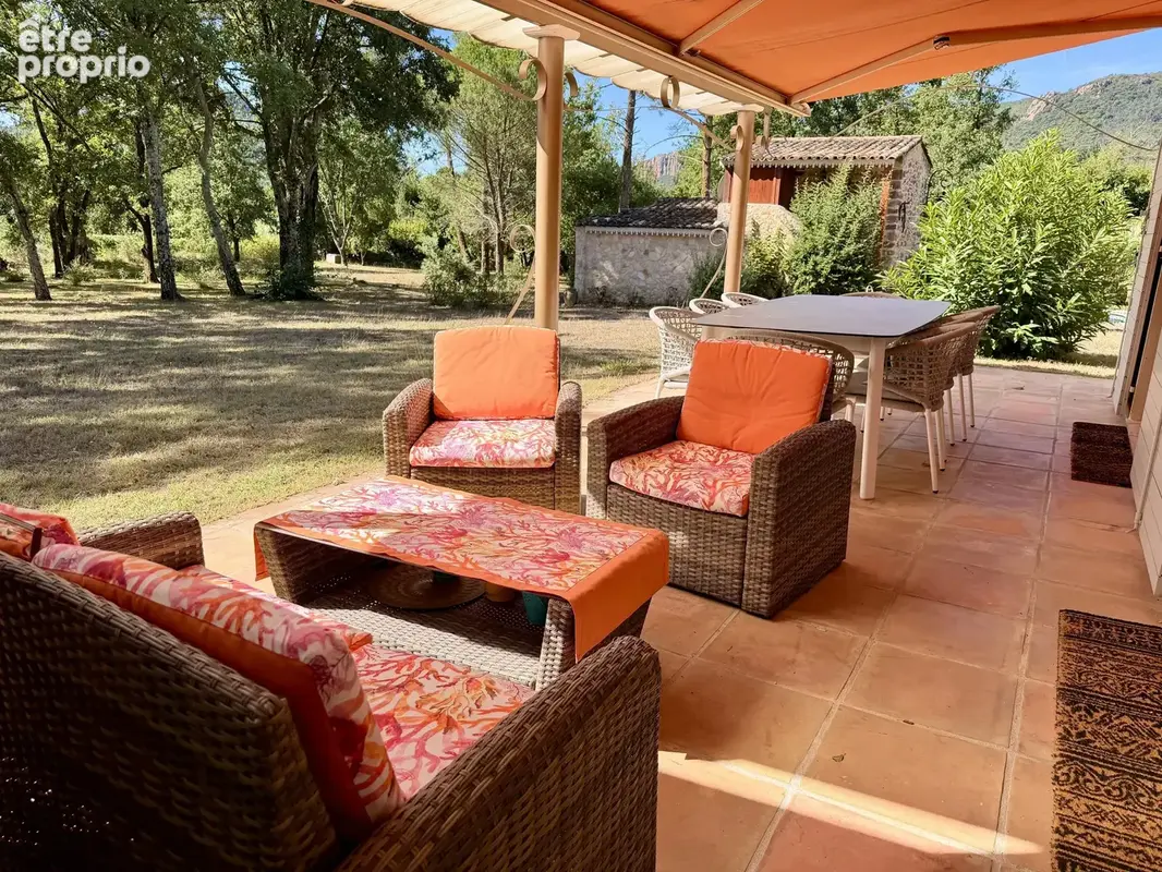 Élégante propriété avec villa principale, mazet en pierres et piscine - photo 42