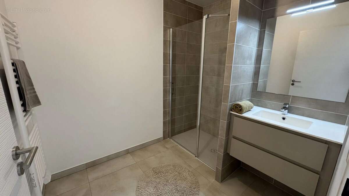 Appartement à VIC-LA-GARDIOLE