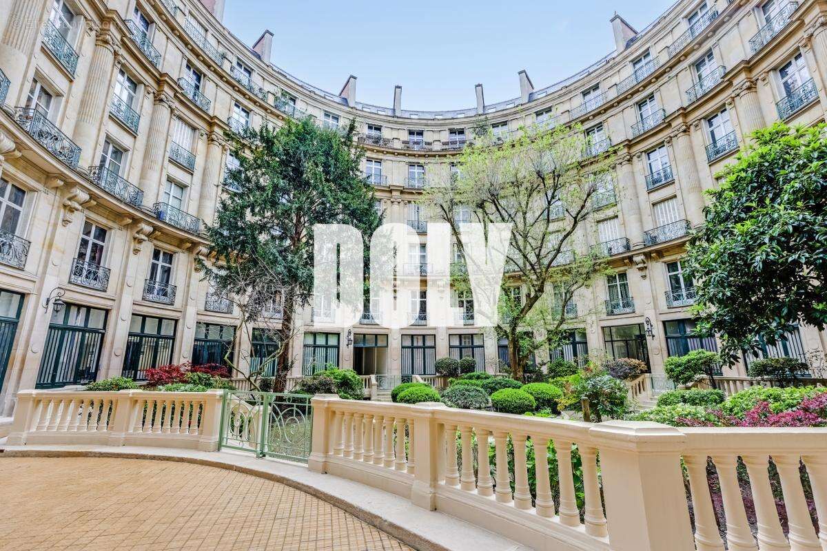 Appartement à PARIS-8E