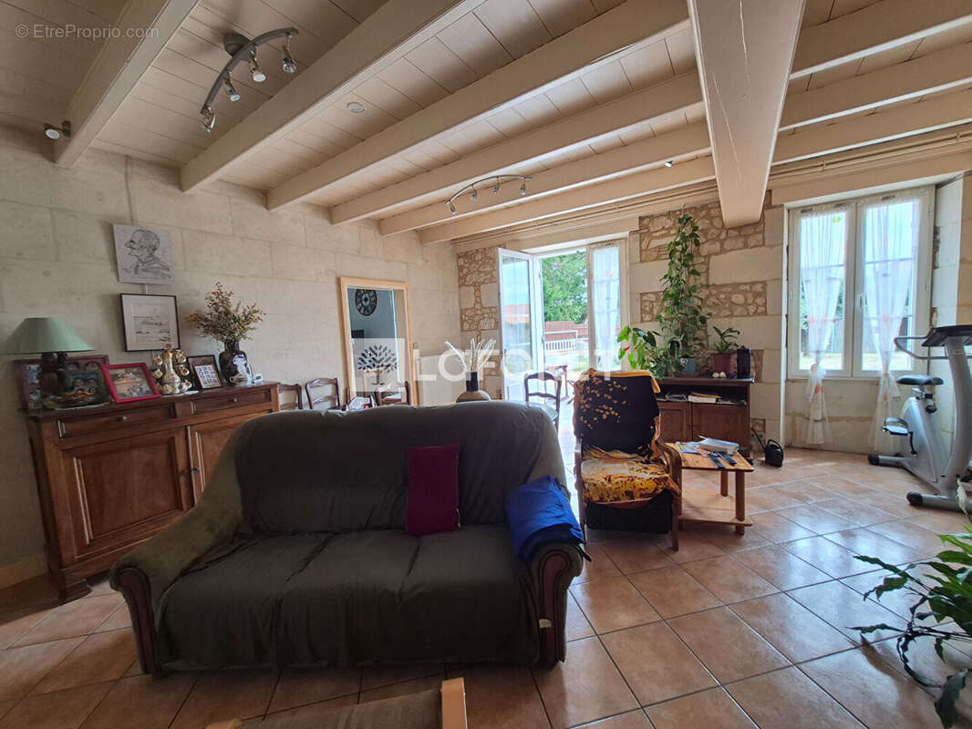 Ensemble immobilier avec maison en pierre, vastes dépendances et jardin. - photo 3