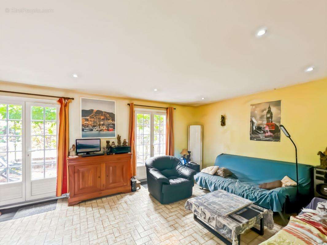 Maison à MARCILLY-EN-VILLETTE