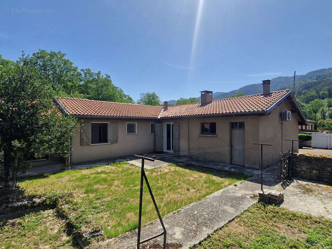 Maison de plain pied avec jardin, piscine et garage - photo 14