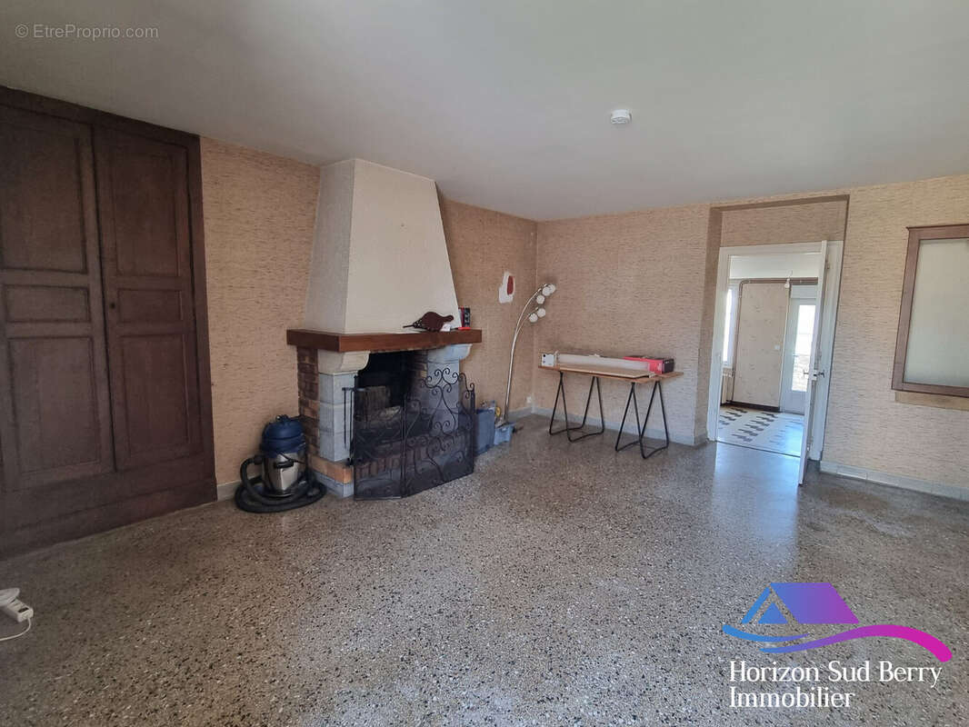 salon - Maison à CHASSIGNOLLES