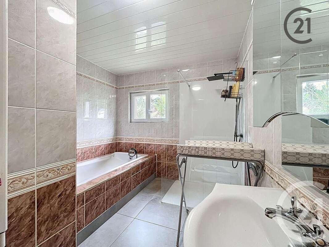 Maison à VILLENEUVE-SUR-YONNE