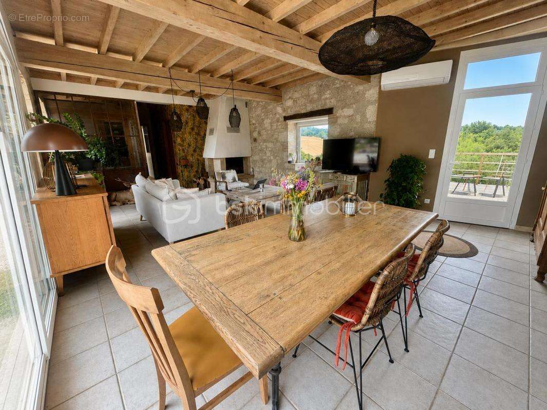 Superbe maison rénovée en pierres - 3/4 chambres- vue - piscine - dependances - photo 5