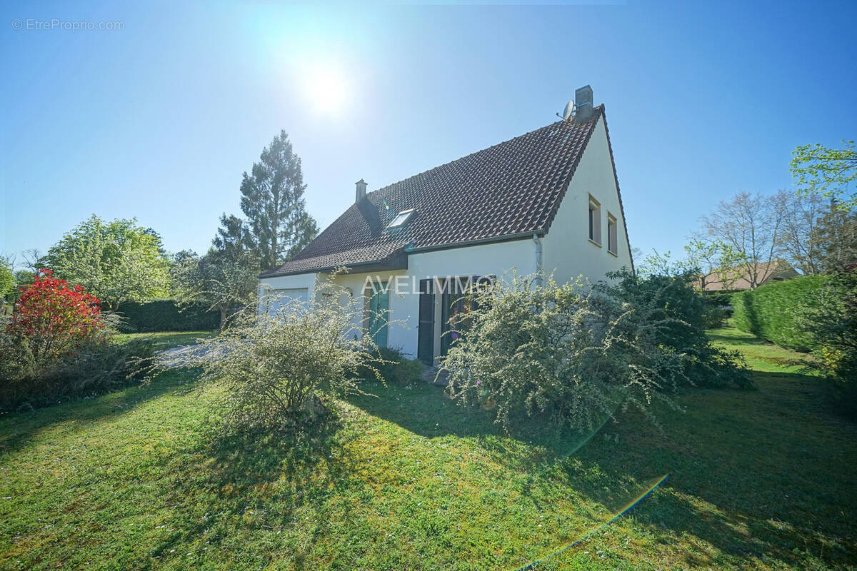 Maison à LA QUEUE-LES-YVELINES