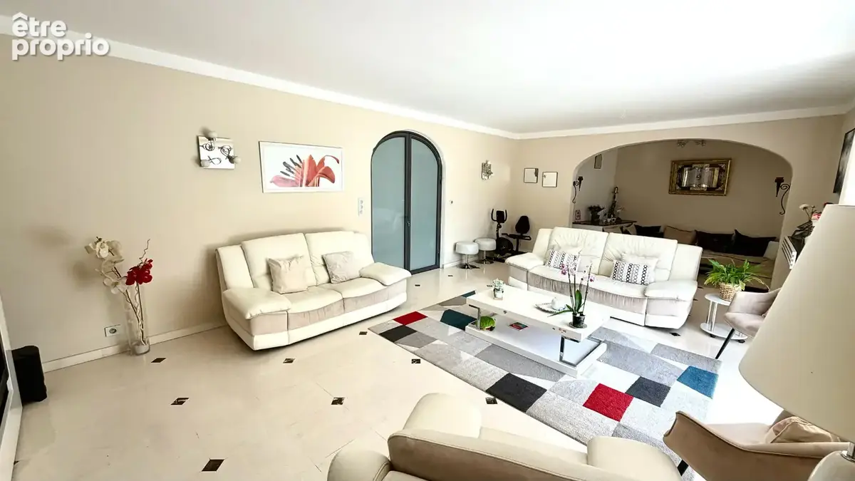 Villa traditionnelle avec piscine sur 2300 m² de jardin clos et arboré. - photo 5