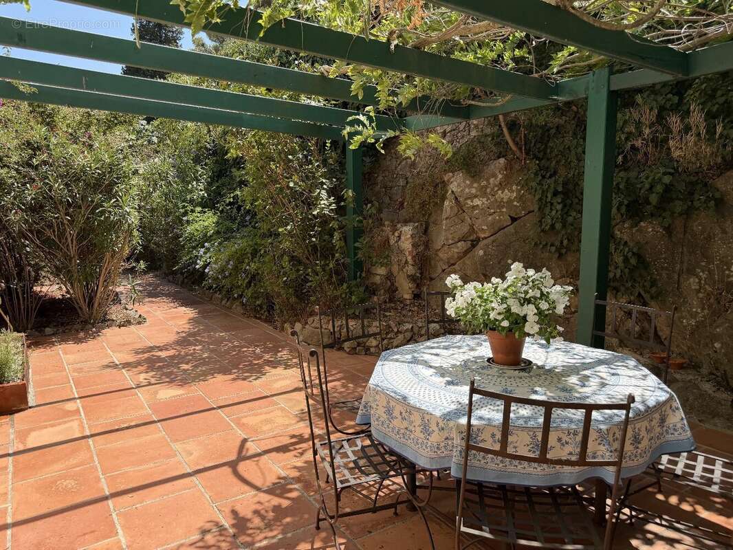 Maison de 98.56 m² sur un terrain de 673 m² avec vue panoramique et piscine. - photo 14