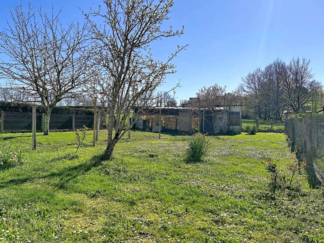 Maison à SAINT-PANTALEON-DE-LARCHE