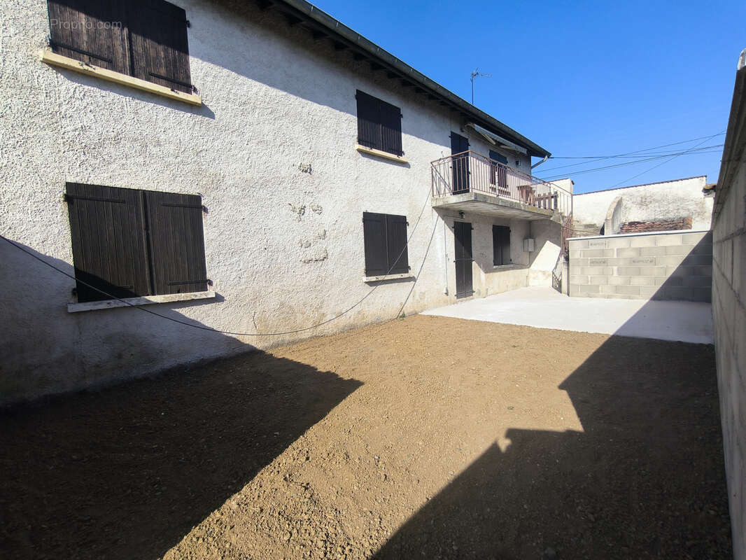 Appartement à VEAUCHE