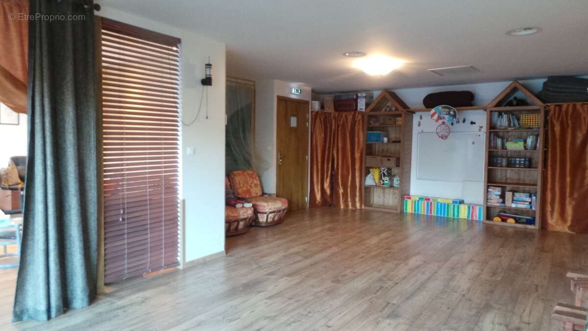 Grande pièce d&#039;activitées - Commerce à GRESY-SUR-AIX