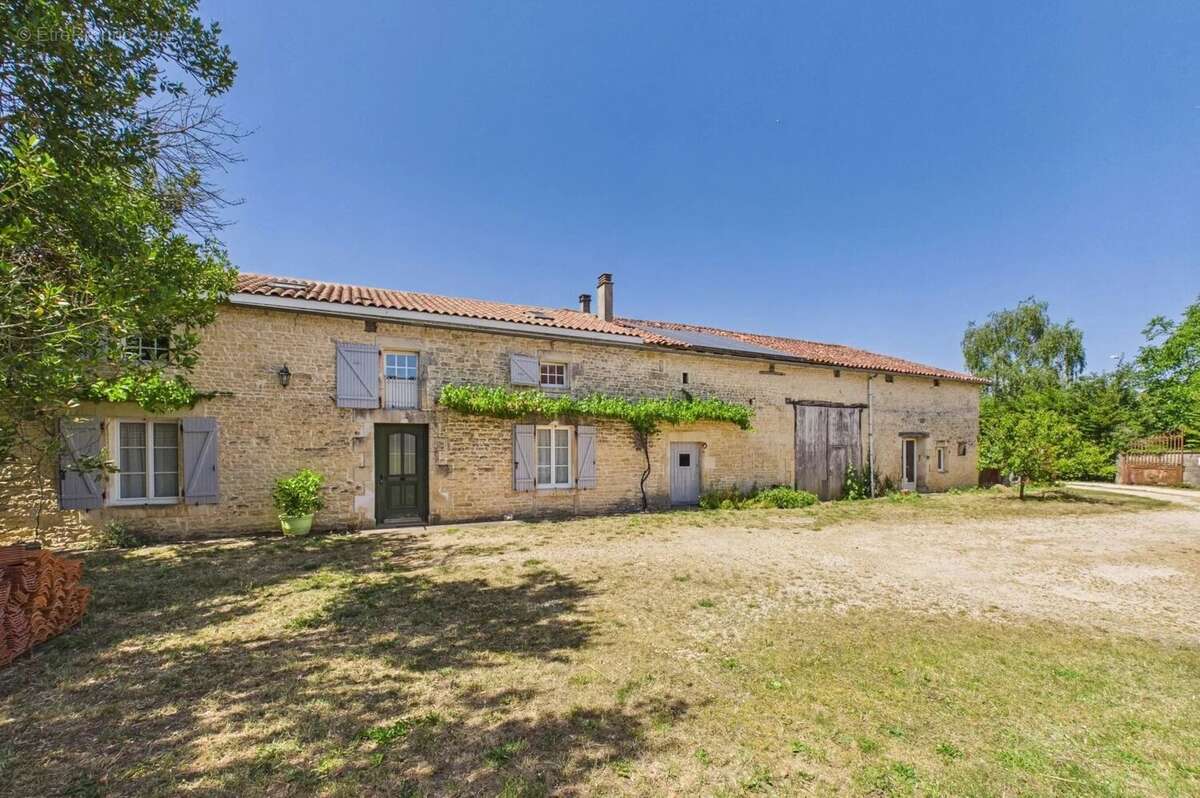 Maison à SALLES-DE-VILLEFAGNAN